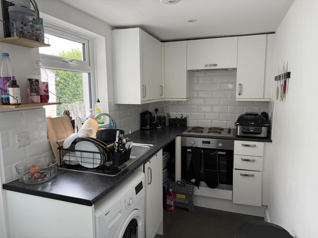 Lot: 38 - TWO-BEDROOM END-TERRACE HOUSE FOR INVESTMENT - Modern fitted kitchen